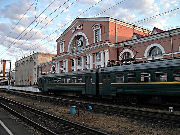 Киевский вокзал брянск поезда. Станция Орджоникидзеград Брянск. Брянск-Орловский вокзал. Станция Брянск-Орловский Московской железной дороги Брянск. Станция Брянск-Орловский Пригородный.