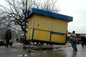 В Брянске снесут продуктовый киоск на остановке по улице Куйбышева