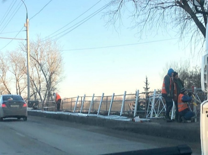 В Брянске на путепроводе в Фокинском районе меняют забор