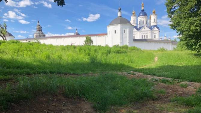Скандальная стройка возле Свенского монастыря исчезла