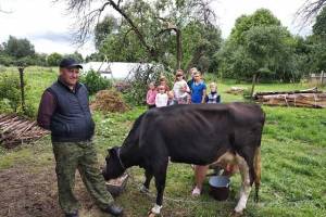 Брянским семьям меценаты подарили 2 козы и 2 коровы