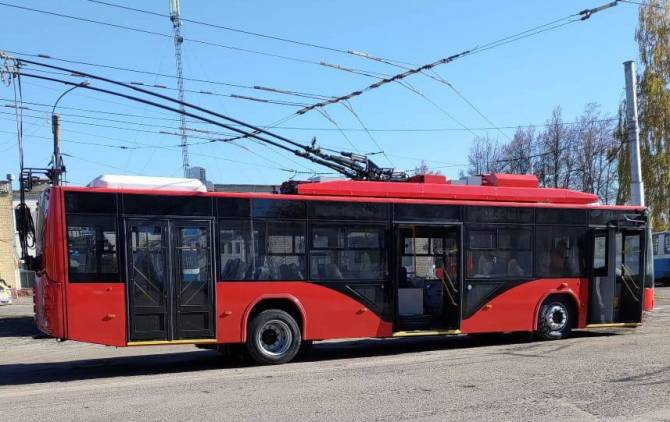 В Брянск доставили пятый красный троллейбус