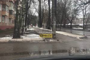 В Брянске на улице Костычева заметили опасный столб