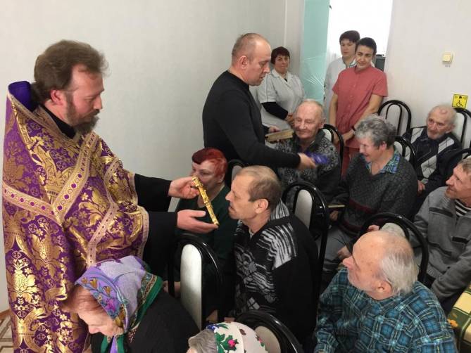 В Карачевском районе священники доставили подарки в интернат для пожилых