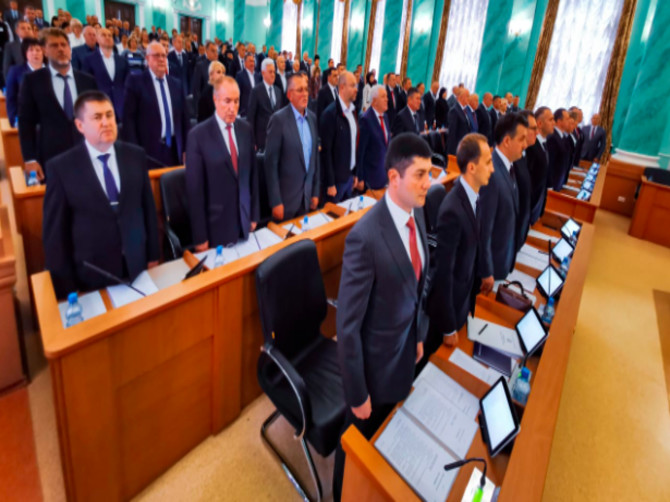На первой сессии брянской облдумы трое депутатов-единороссов сдали мандаты