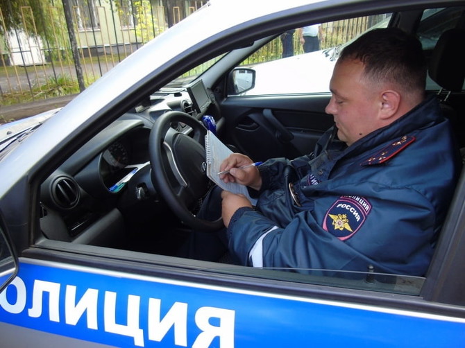 В Брянске наградили спасших от гибели девушку сотрудников ГИБДД