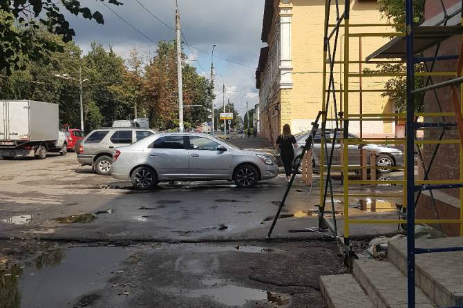 В Брянске на улице Ульянова сняли на фото мастера парковки