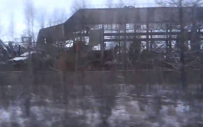 В Брянске разрушают огромный цех в поселке Октябрьском