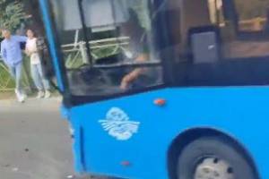 В Брянске на кольце Самолета столкнулись автобус и легковушка