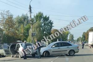 В Новозыбкове возле рынка столкнулись две легковушки