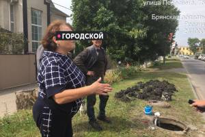 В Брянске жительница улицы Пересвета вывалила грязь из канализации на газон