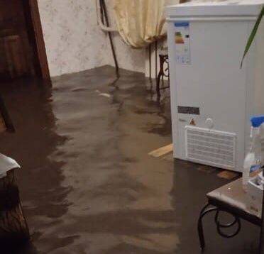 В Брянске затопило частный дом на улице Краснофлотской