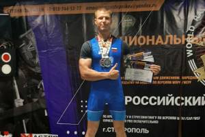 Брянец взял два «золота» на всероссийском турнире по стритлифтингу