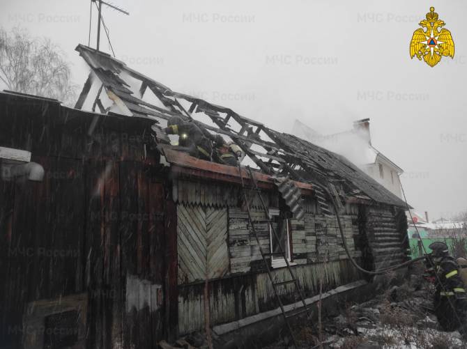 В брянской Фокинке сгорел деревянный дом