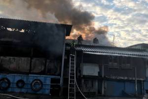 В Брянске сгорели склады с продуктами на площади 100 квадратных метров