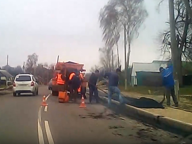В брянском селе Брасово строят новый тротуар по улице Ленинградской