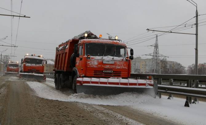 В Брянске 14 декабря на битву со снегом вышли 70 машин и 150 коммунальщиков