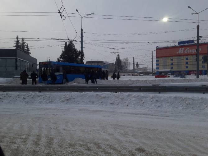 В Брянске на кольце у Полтинника на скользкой дороге застрял автобус