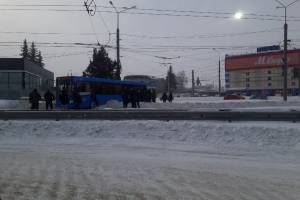 В Брянске на кольце у Полтинника на скользкой дороге застрял автобус