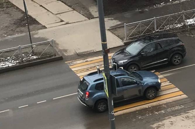 В Брянске на Костычева автомобиль на переходе едва не сбил женщину