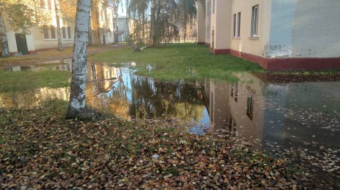 В Брянске возле общежития педколледжа утонула дорога