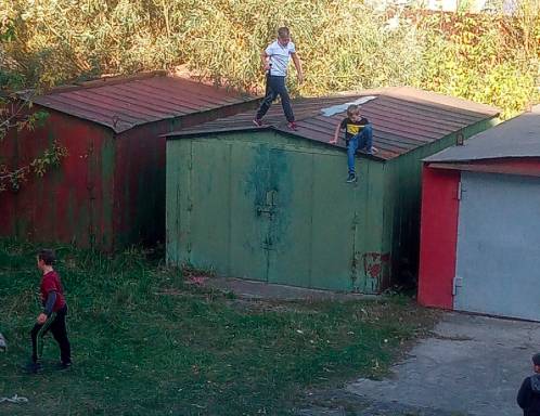 В Володарском районе Брянска подростки устроили опасные игры на крышах гаражей