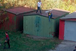 В Володарском районе Брянска подростки устроили опасные игры на крышах гаражей
