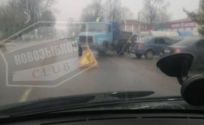 В Новозыбкове кинулись спасать водителей у ТЦ «Кристалл»