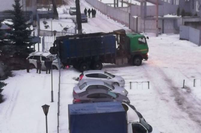 В Брянске под Новый год столкнулись мусоровоз и легковушка
