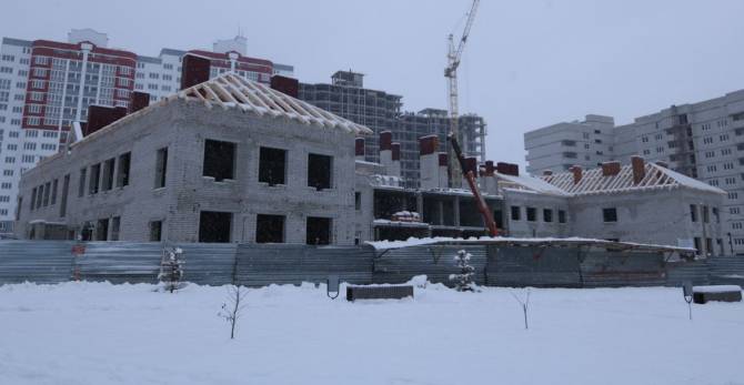 В Брянске на улице Строкина продолжается строительство детсада