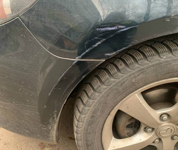 В Брянске водитель повредил припаркованную Мазду и скрылся