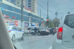 В Брянске возле ТРЦ «Мельница» произошло серьёзное ДТП