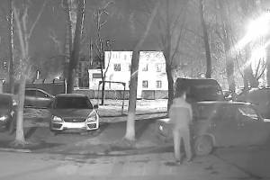 В Брянске на Камозина подросток слил бензин с отечественных легковушек