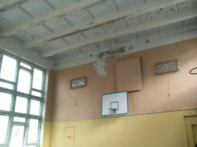 В Брянске обещают капитально отремонтировать ужасный спортзал в школе №11