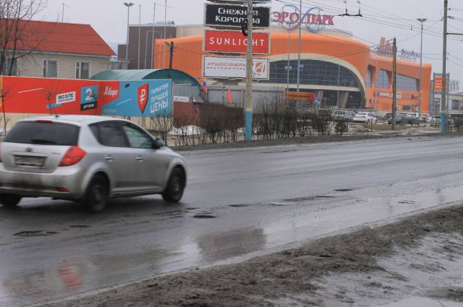 «Без лишних слов»: грязь и разбитая дорога вдоль ТРЦ «Аэропарк» в Брянске