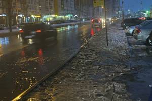 «Позор Брянска»: остановка на улице Горбатова утонула в грязи