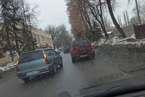 В Брянске на улице Майской Стачки столкнулись две легковушки