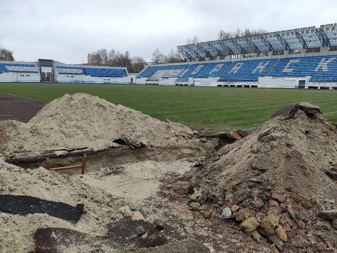 В Брянске на стадионе «Динамо» продолжается монтаж системы подогрева