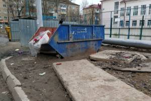 В Брянске жители улицы Пушкина просят навести порядок на контейнерной площадке