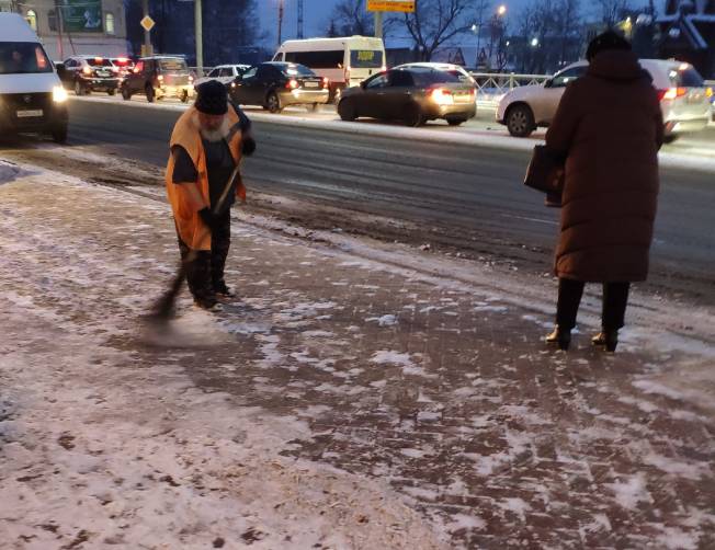 В Брянске коммунальщики вышли на борьбу со снегом