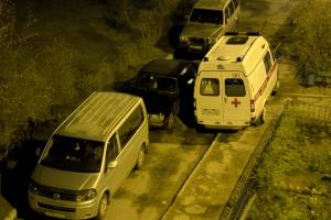 В Брянске машина скорой помощи застряла во дворе многоэтажки