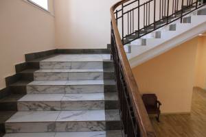 В Клинцах в здании мэрии испохабили историческую лестницу