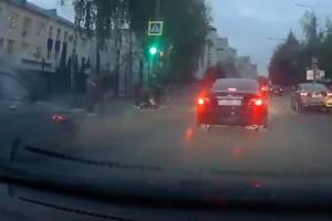 В Брянске мать с двумя детьми ринулась под колеса автомобилей