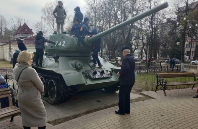 Легендарный танк Т-34 полюбился маленьким брянцам