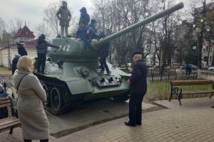 Легендарный танк Т-34 полюбился маленьким брянцам