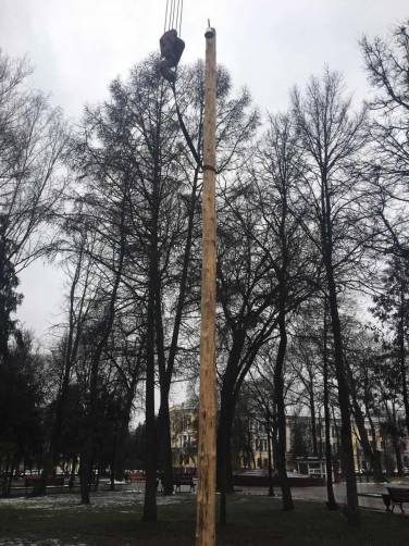 В Брянске установили 13-метровый масленичный столб