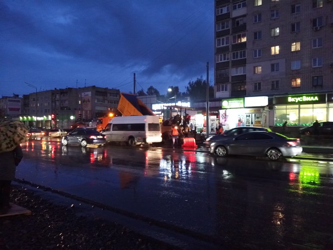 В Брянске сняли на видео укладку асфальта под дождем