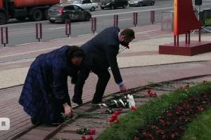 Брянские актеры нарушили самоизоляцию для возложения цветов к памятнику Тютчеву