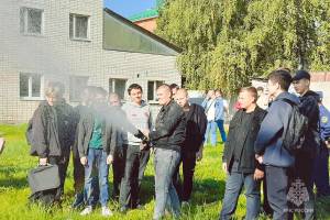 Карачевским студентам показали пожарное оборудование
