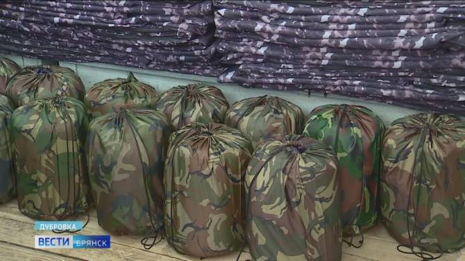 Дубровская швейная фабрика начала пошив спальных мешков для военных